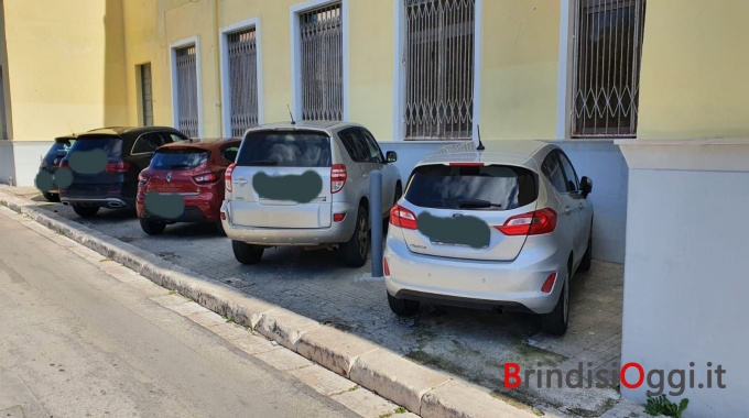 Sosta Selvaggia Davanti Alla Scuola Auto Parcheggiate Sui Marciapiedi