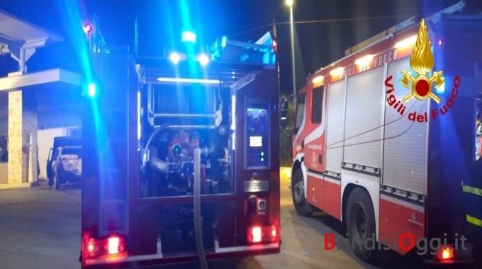 Fiamme Nella Notte Bruciano Due Auto Una Era Rubata Brindisi Oggi