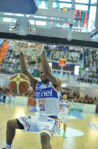 Michael Snaer schiaccia vs Avellino Enel Basket