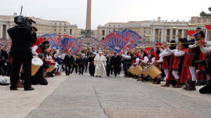 bandiera carovigno a papa francesco (2)