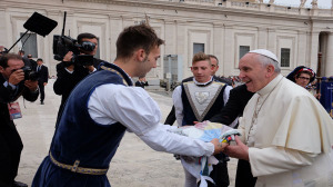 bandiera carovigno a papa francesco (4)