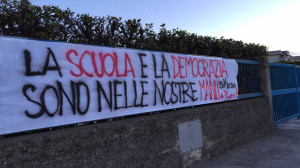 striscioni scuola brindisi (4)