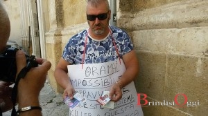 uomo incatenato protesta in piazza duomo