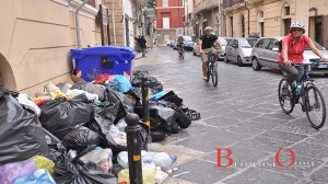 rifiuti brindisi ciclista