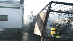 incendio mobilificio san donaci 1