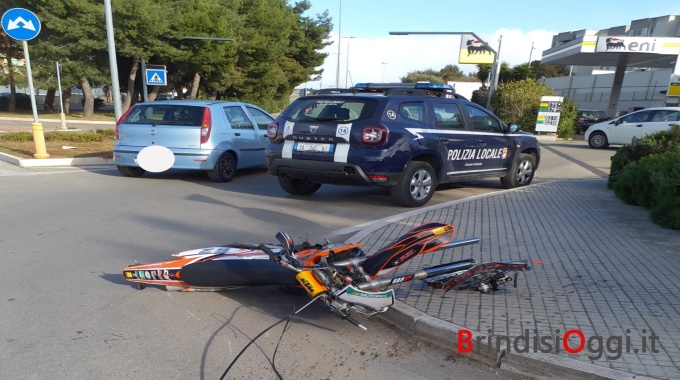 Perde Il Controllo Della Moto E Finisce Contro Un Palo, 22enne In ...