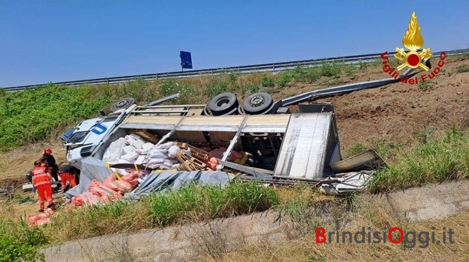 Camion Si Ribalta Sulla Statale Autista Incastrato Tra Le Lamiere