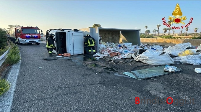 Perde Il Controllo Del Mezzo, Si Ribalta Camion Carico Di Rifiuti ...